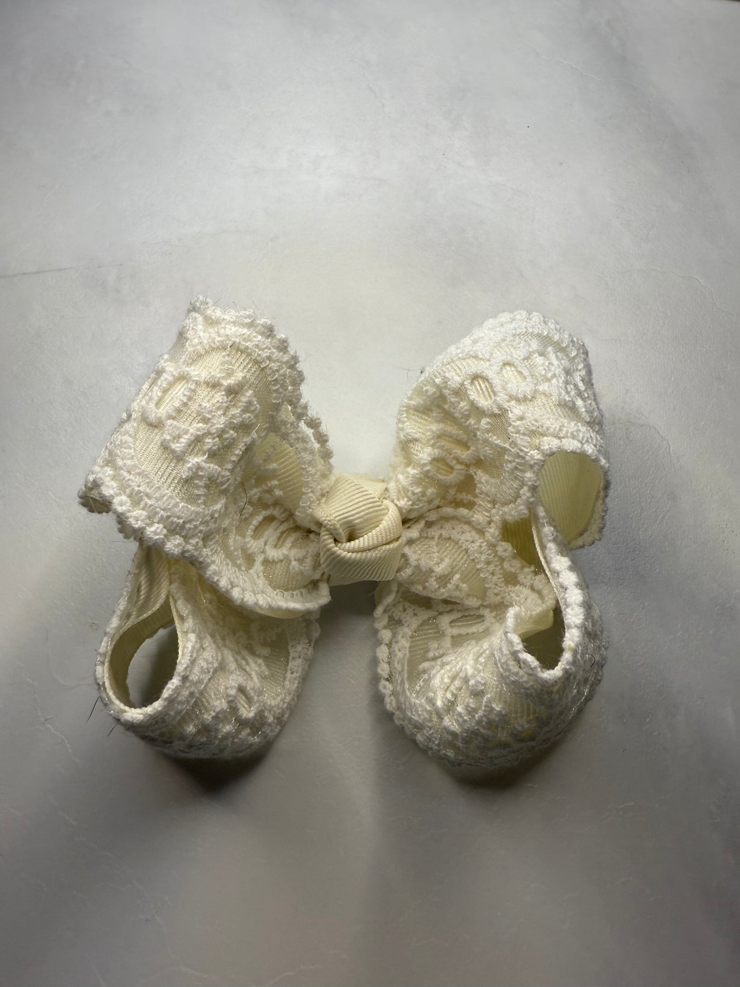 Cream & lace bow