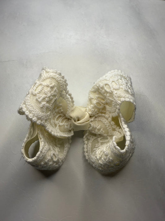 Cream & lace bow
